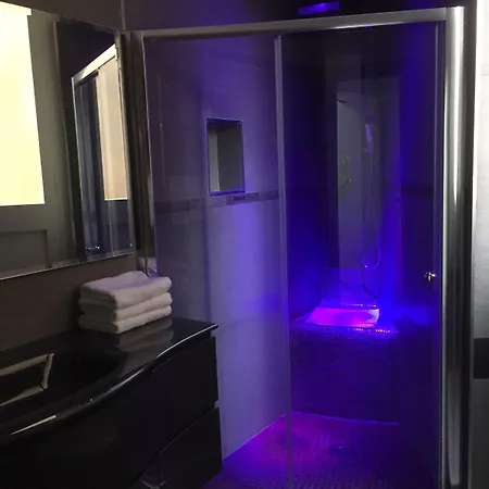 לינה וארוחת בוקר Mb95 - Mezzocannone Luxurious נאפולי