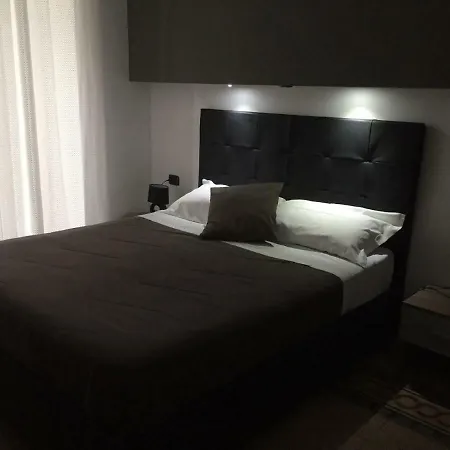 Bed and Breakfast Mb95 - Mezzocannone Luxurious Νάπολη